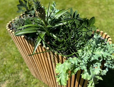 Samløs. Afskærmende plantekasser i teak