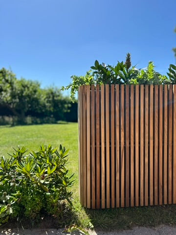 Samløs. Afskærmende plantekasser i teak